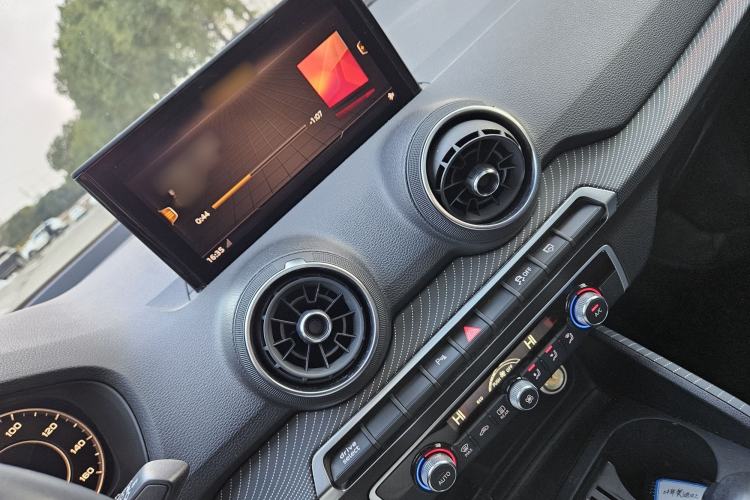 Used Audi Q2L e-tron 2019 Q2L e-tron Pure Electric Smart Enjoyment Model Audio And AC Panel