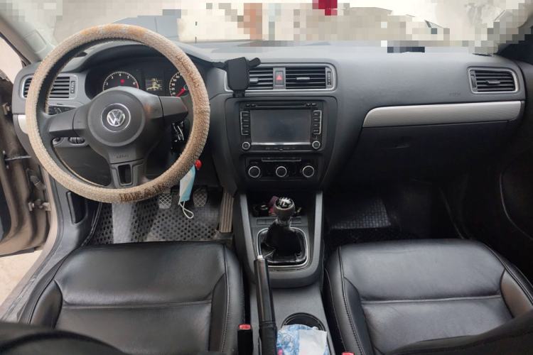 Used Volkswagen Sagitar 2012 1.6L Manual Comfort Model Center Console