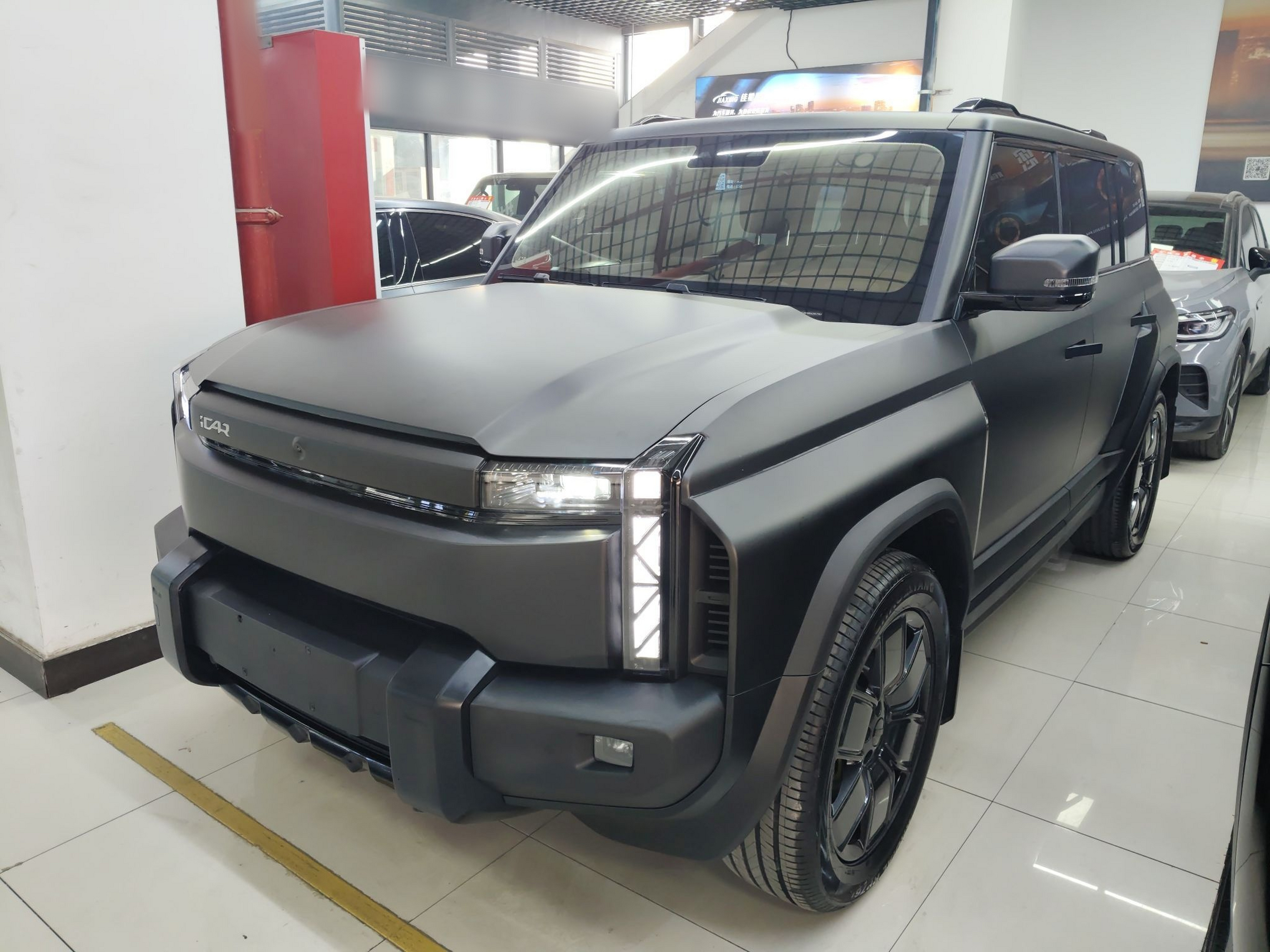 تحت مقدمة السيارة