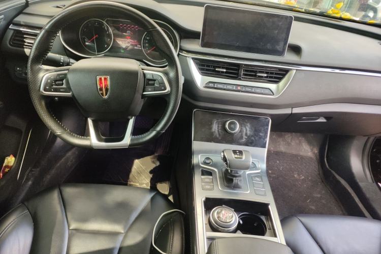 Used Hongqi H5 2022 Classic Model Facelift 1.8T Automatic Smart Connect Flagship Edition Center Console