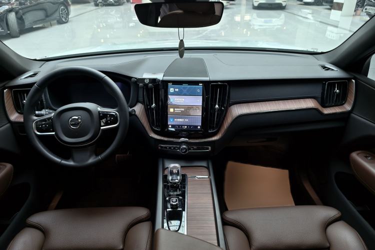 Used Volvo XC60 New Energy 2025 Plug-in Hybrid Long-Range All-Wheel Drive Smart & Luxurious Edition
