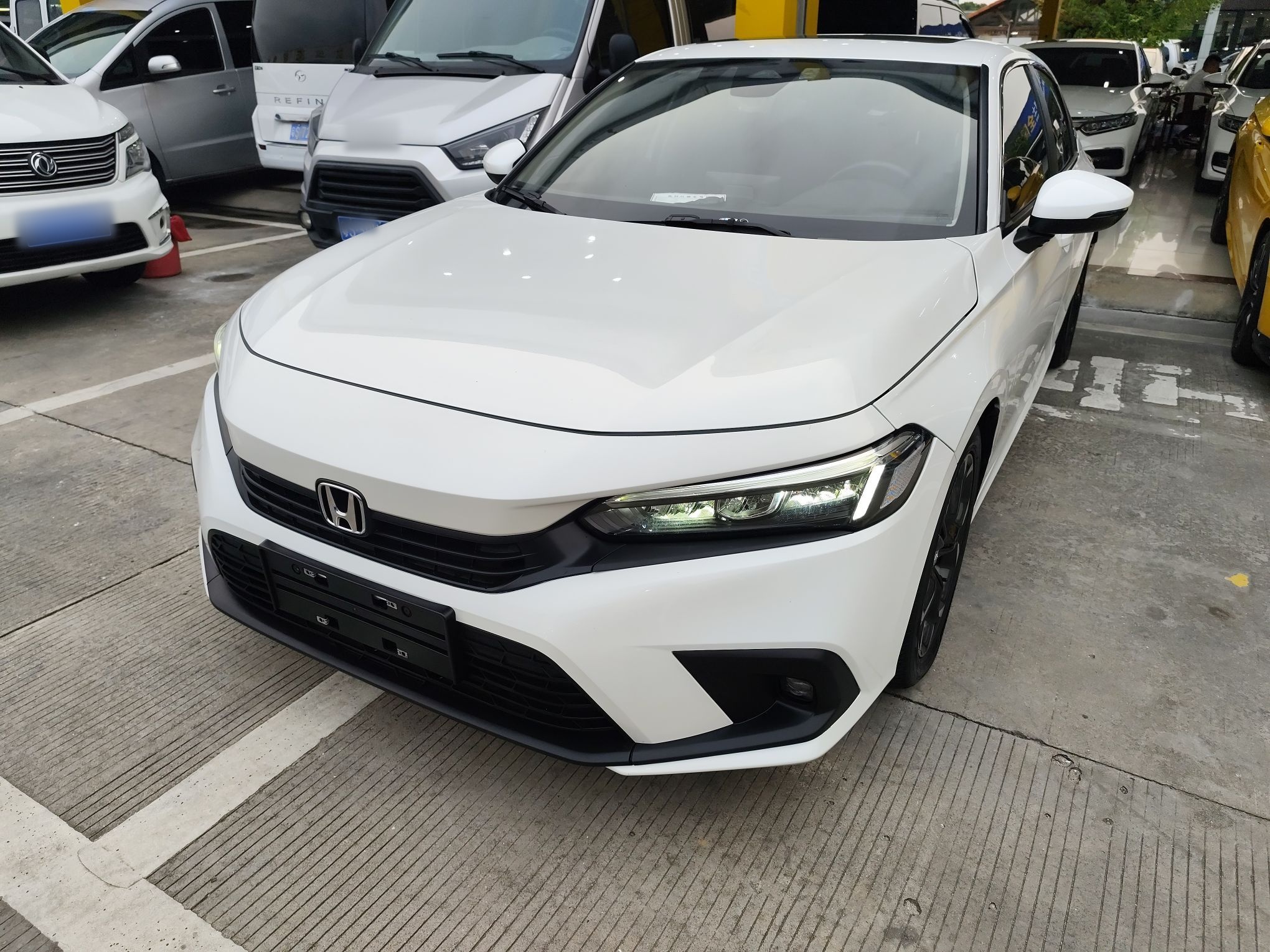 تحت مقدمة السيارة