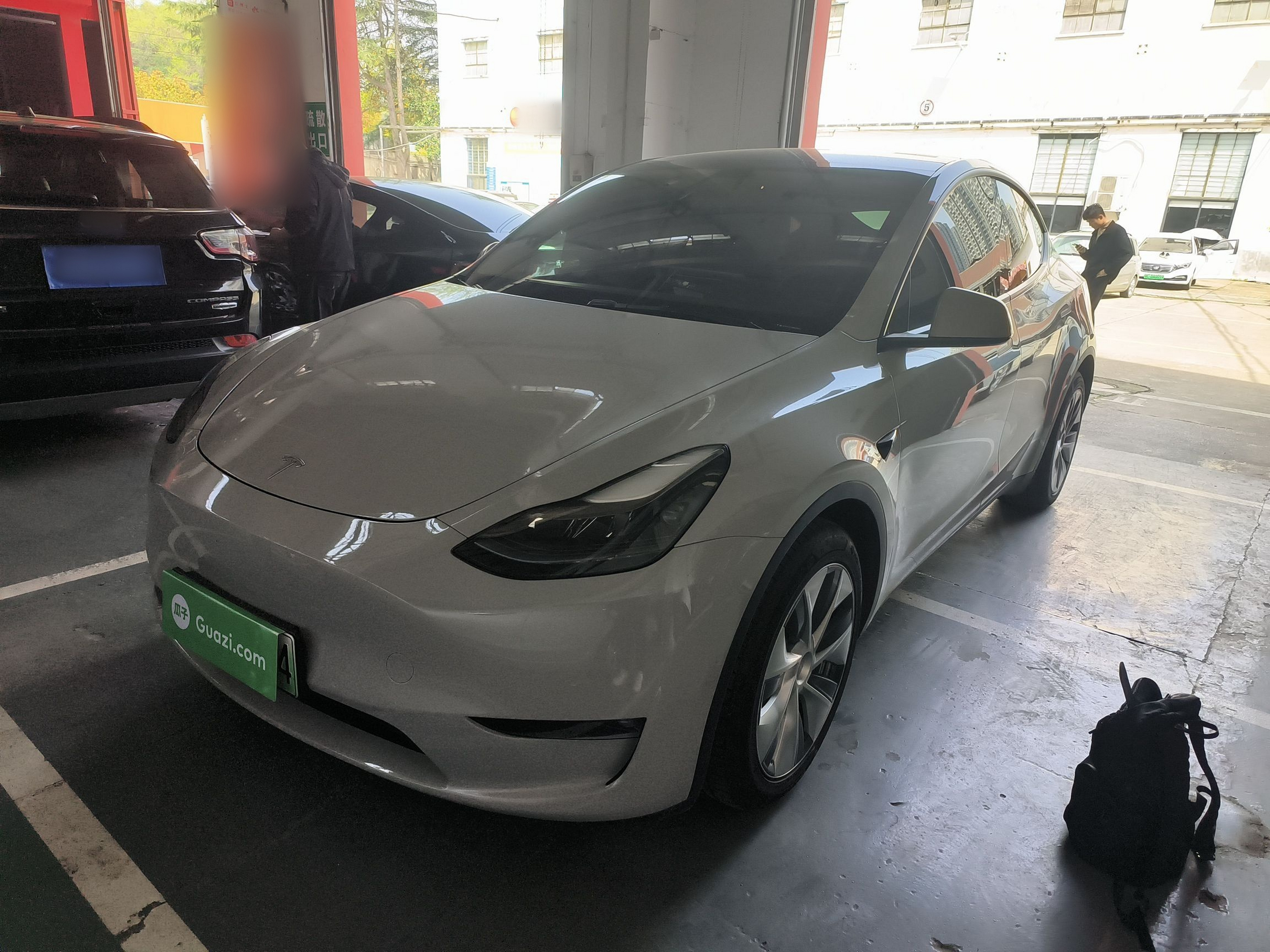 Под передней частью автомобиля