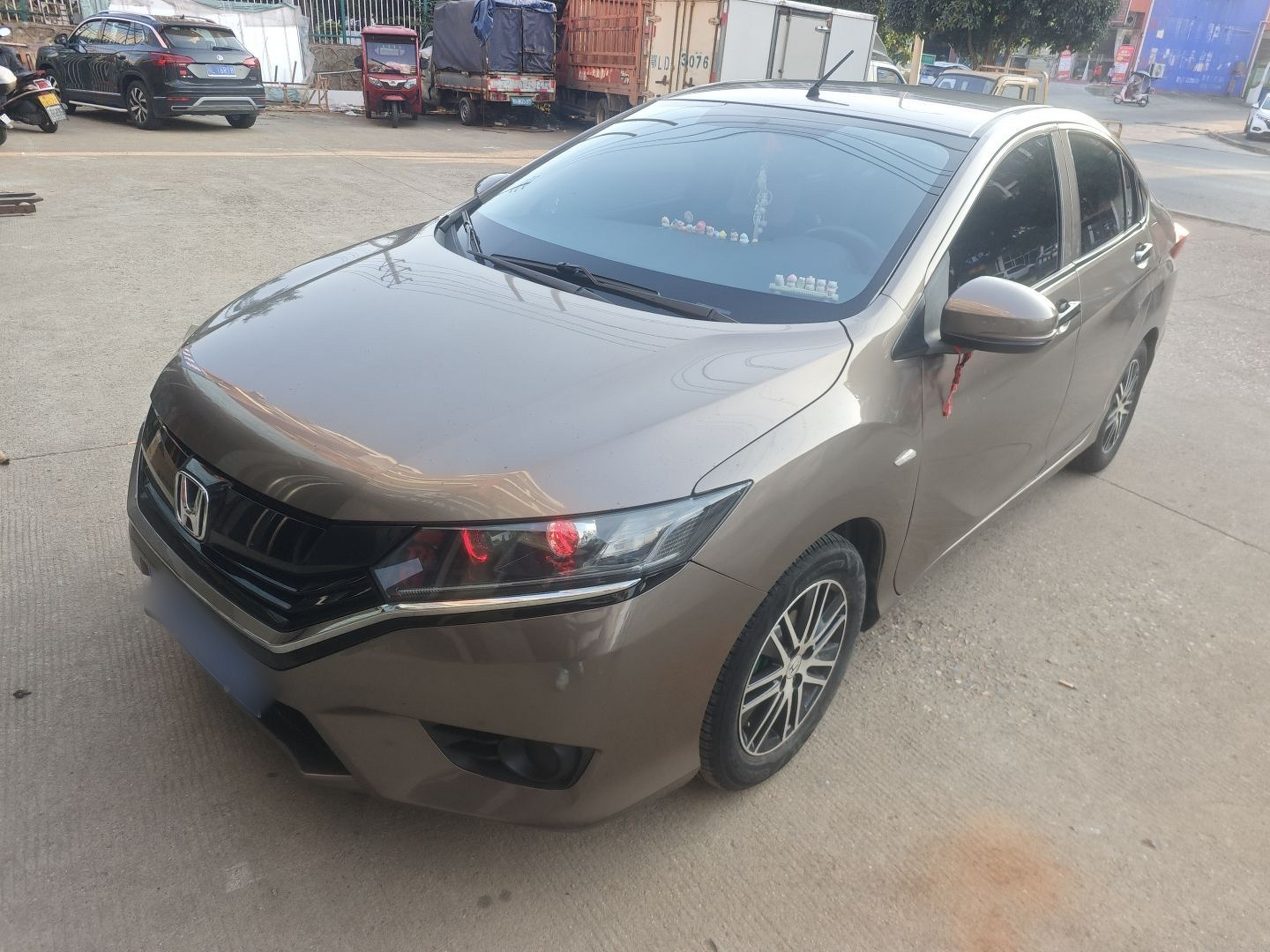 Под передней частью автомобиля