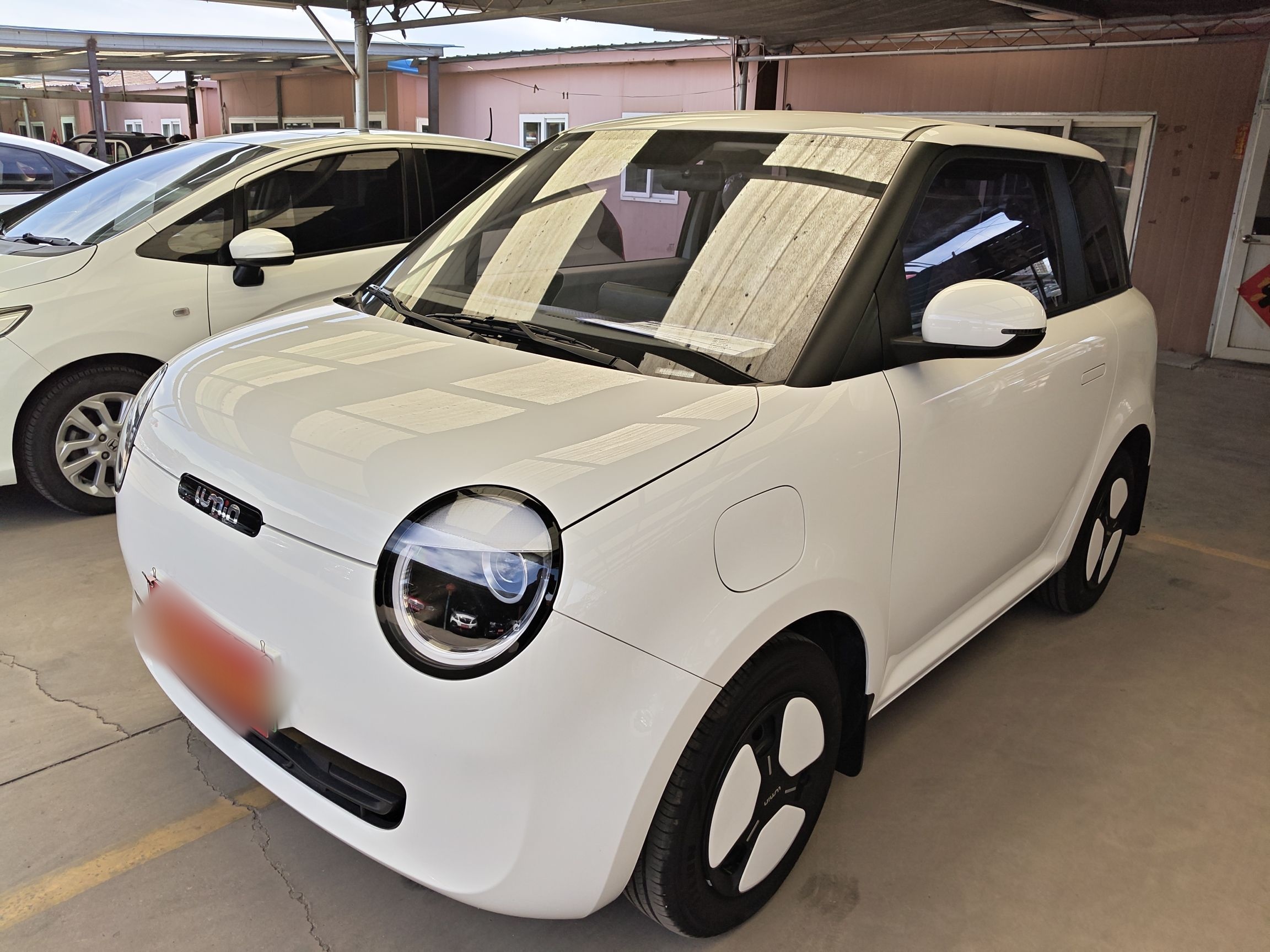 Под передней частью автомобиля