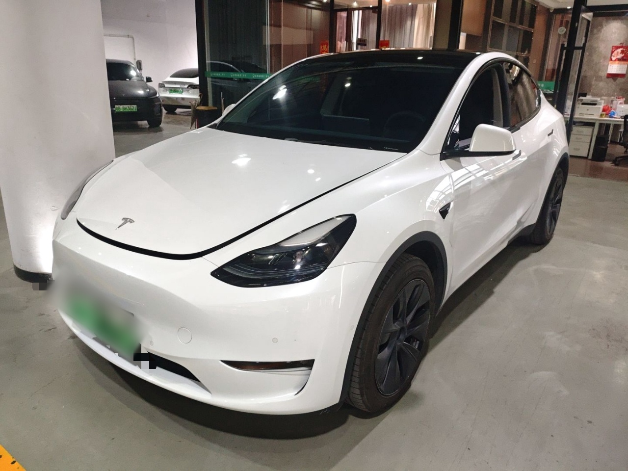 تحت مقدمة السيارة