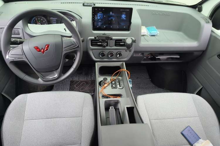 Used Wuling Yangguang 2024 300KM Comfort Version Passenger Van 75kW