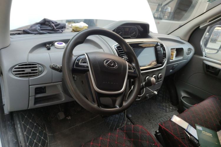 Used SAIC MAXUS Xintu V80 2019 2.5T Classic Edition 6-Speed Manual – Aoyuntong Modified Version Short Wheelbase Mid-Height Roof 5/6 Seats Center Console