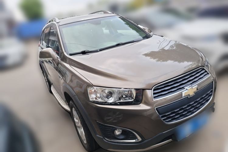 Used Chevrolet Captiva 2017 2.4L Two-Wheel Drive Luxury Edition 7 Seats Front Right 45 Deg