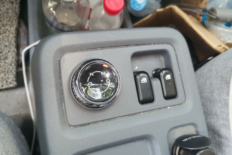 Used Wuling Yangguang 2024 300KM Comfort Version Passenger Van 75kW Gear Lever