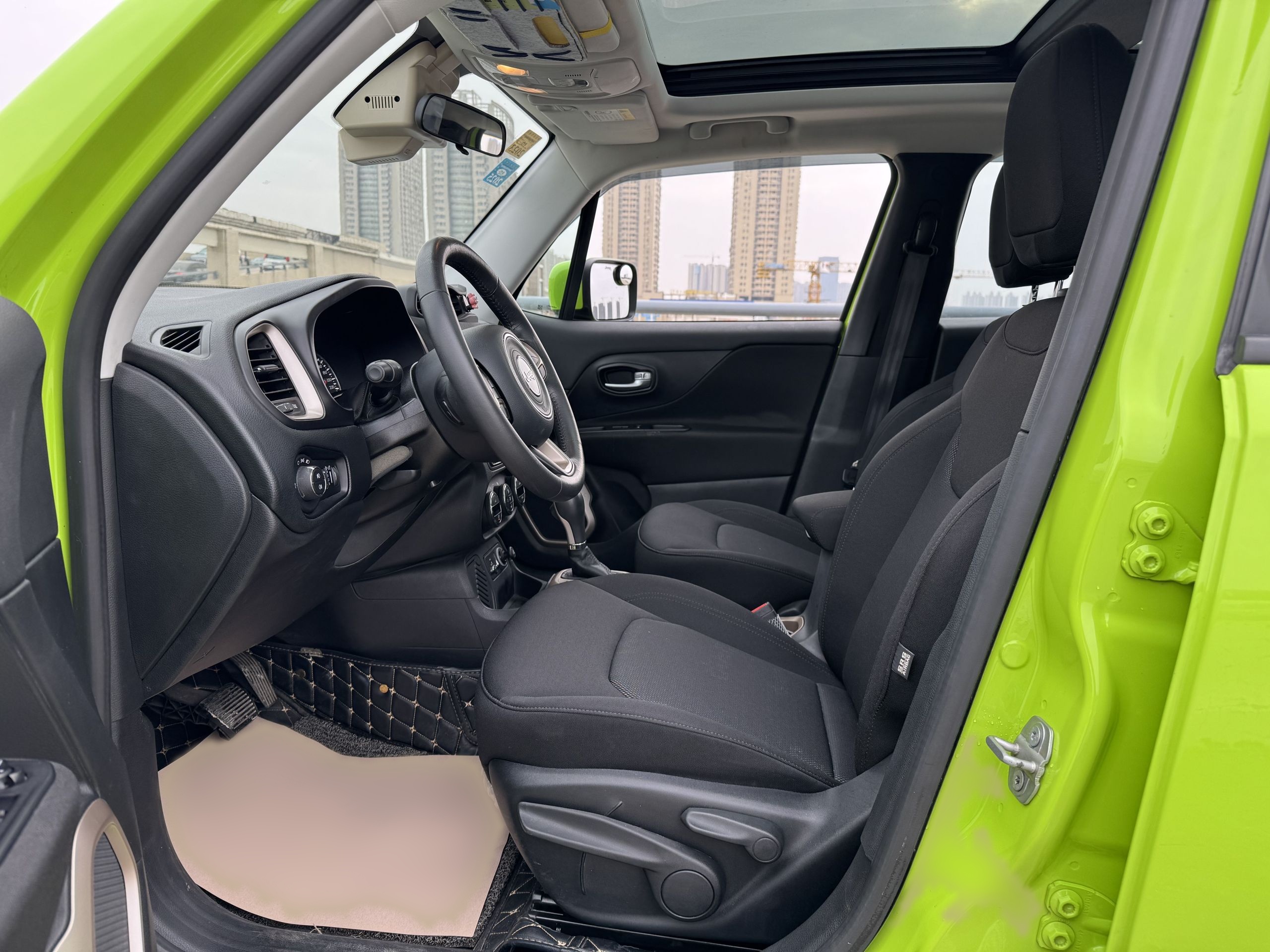 Переднее сиденье в автомобиле