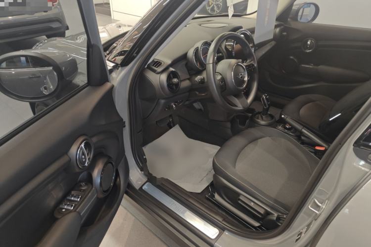 Used MINI 2022 Updated 1.5T ONE Five-Door PLUS Edition Driver Seat