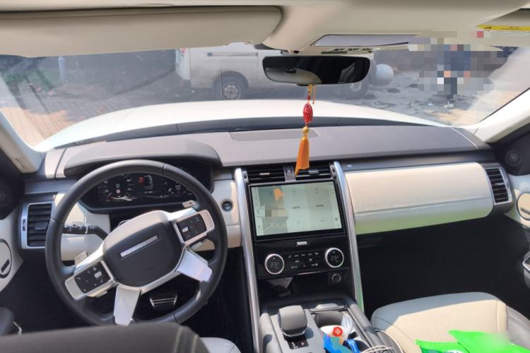 Used Land Rover Discovery 2024 360 PS Dynamic SE Center Console