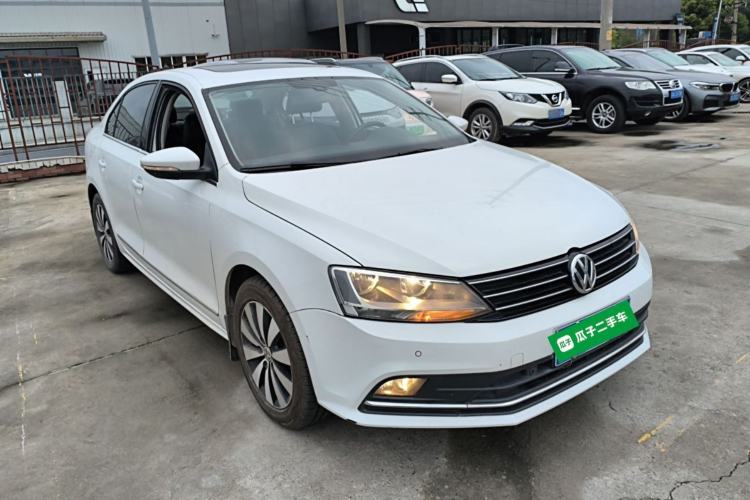 Used Volkswagen Sagitar 2015 230TSI Automatic Luxury Model Front Right 45 Deg