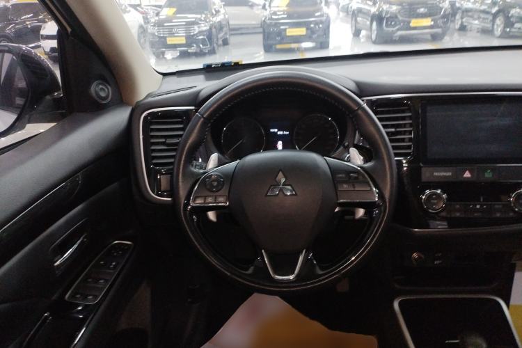 Used Mitsubishi Outlander 2019 2.4L 4x4 Zhi Xiang Edition 5 Seats China V Emission Standard Steering Wheel