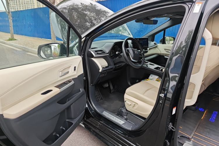 Used Toyota Granvia 2022 2.5L Hybrid Premium Edition
