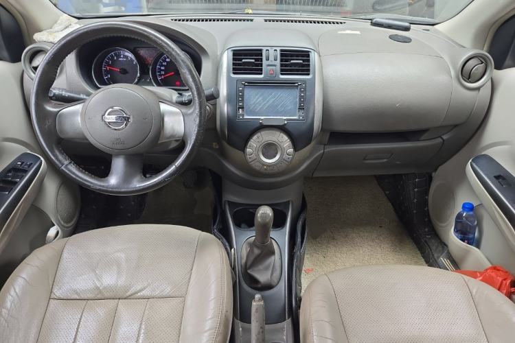 Used Nissan Sunny 2011 1.5XV Manual Luxury Edition Center Console