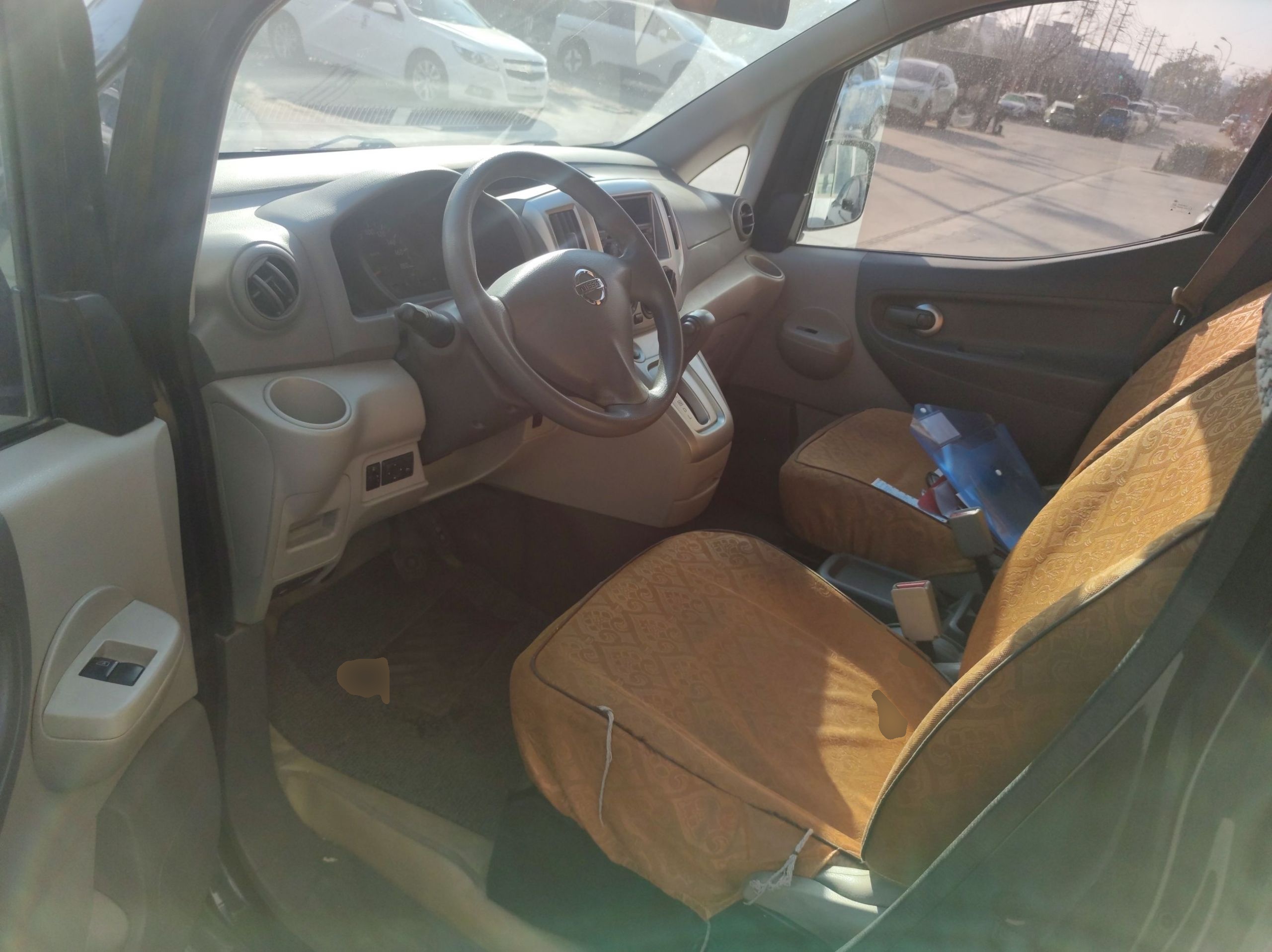 المقاعد الأمامية داخل السيارة