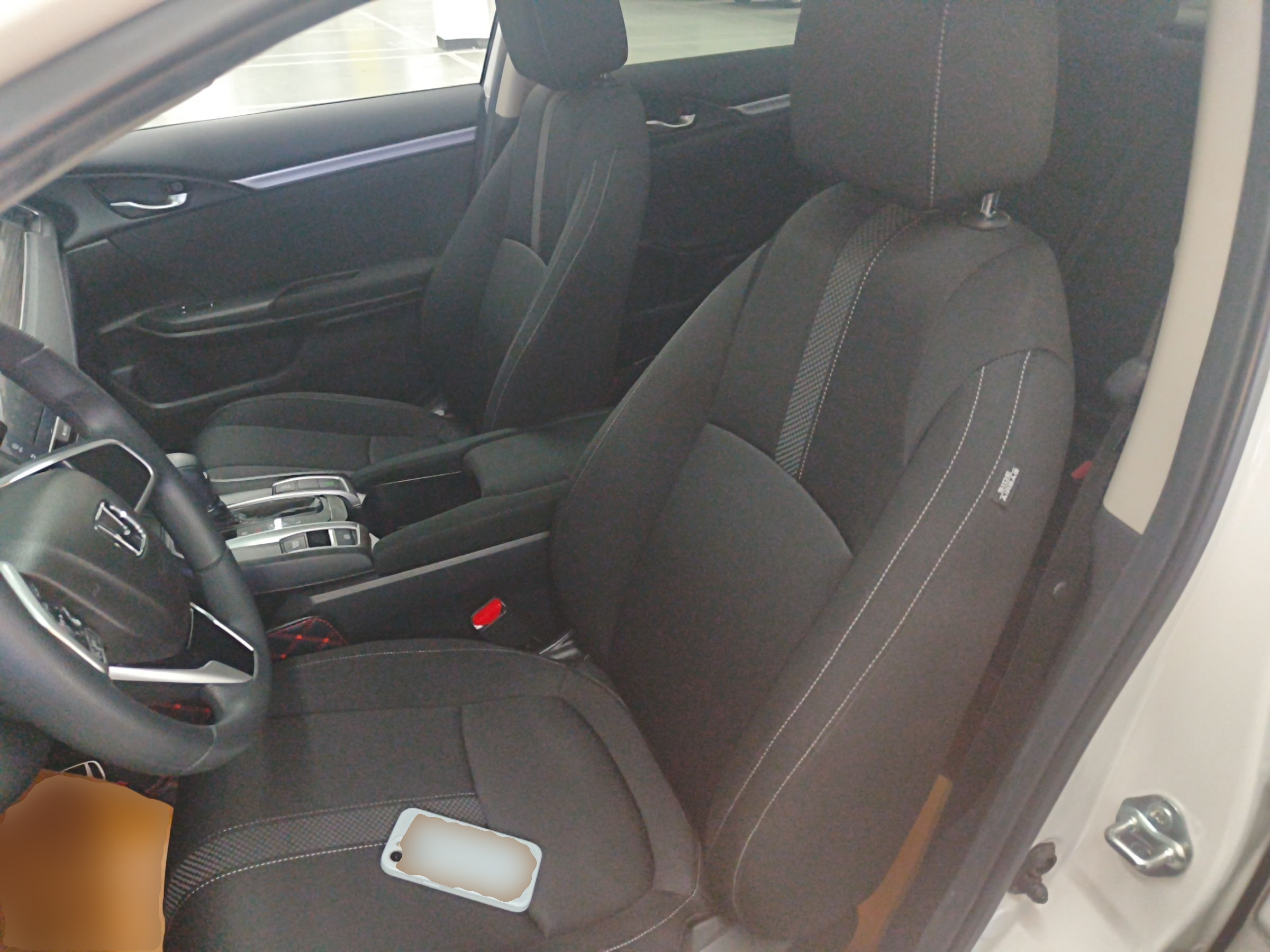 المقاعد الأمامية داخل السيارة