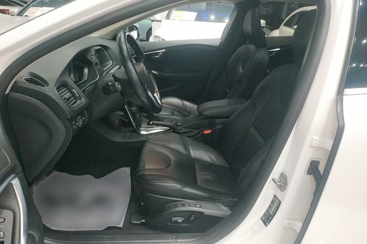 Used Volvo V40 2015 1.6T Zhiya Edition
