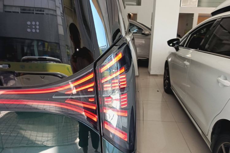 Used Geely Galaxy LEVC L380 2024 140-Degree 6-Seater All-Wheel-Drive Ultra