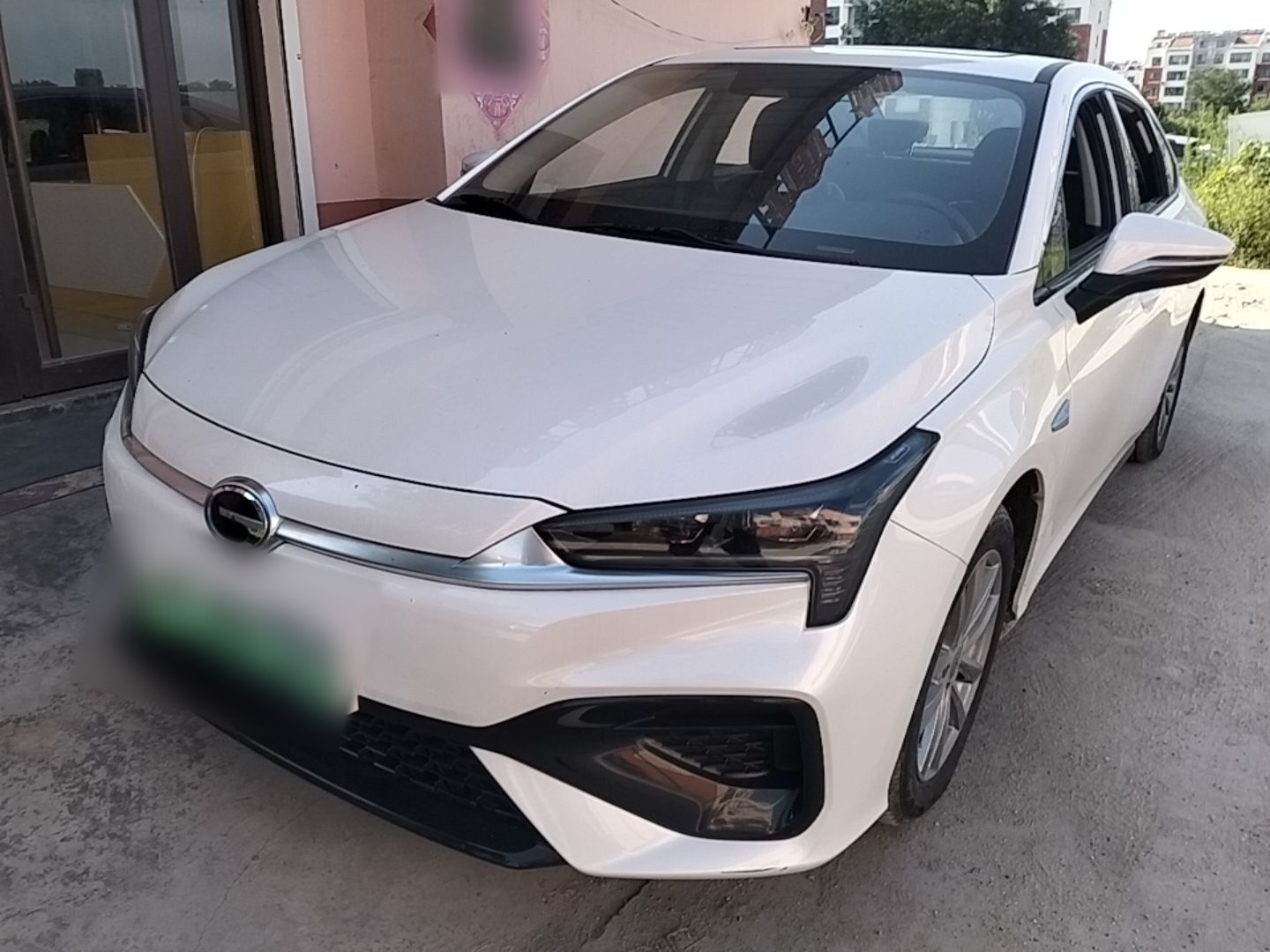Под передней частью автомобиля