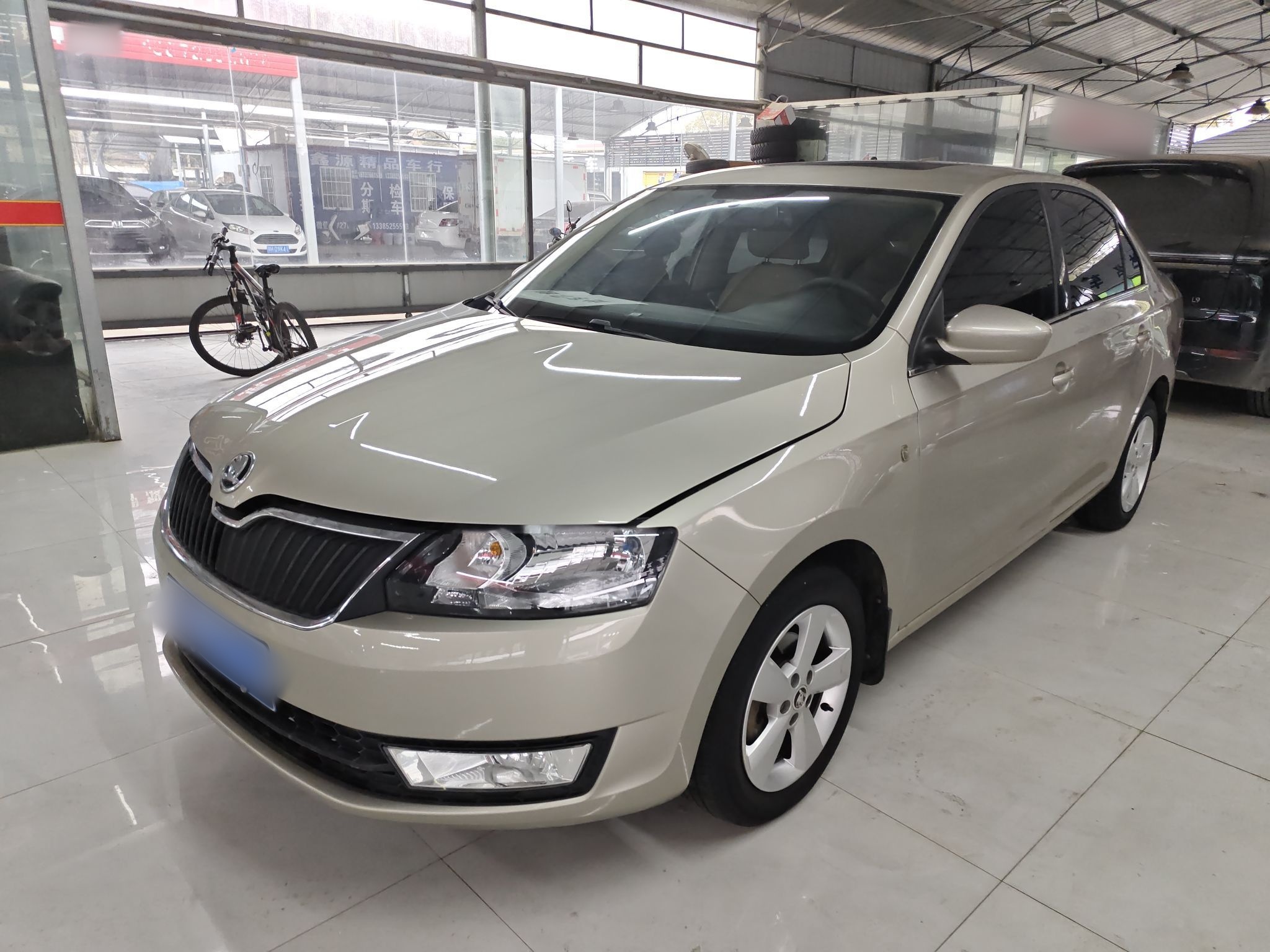 Под передней частью автомобиля