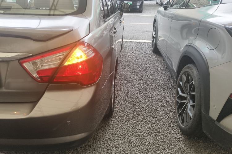 Used Venucia D50 2013 1.6L Automatic Fashion Edition Exterior 3