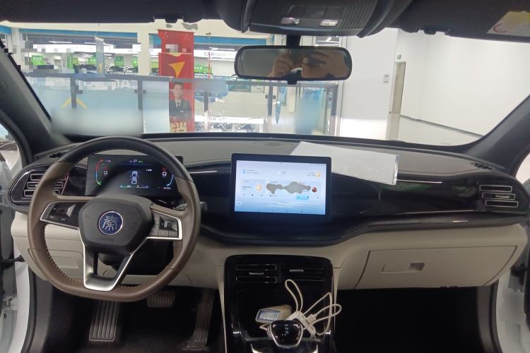 Used BYD Qin PLUS 2023 Champion Edition DM-i 55KM Leading Model Center Console