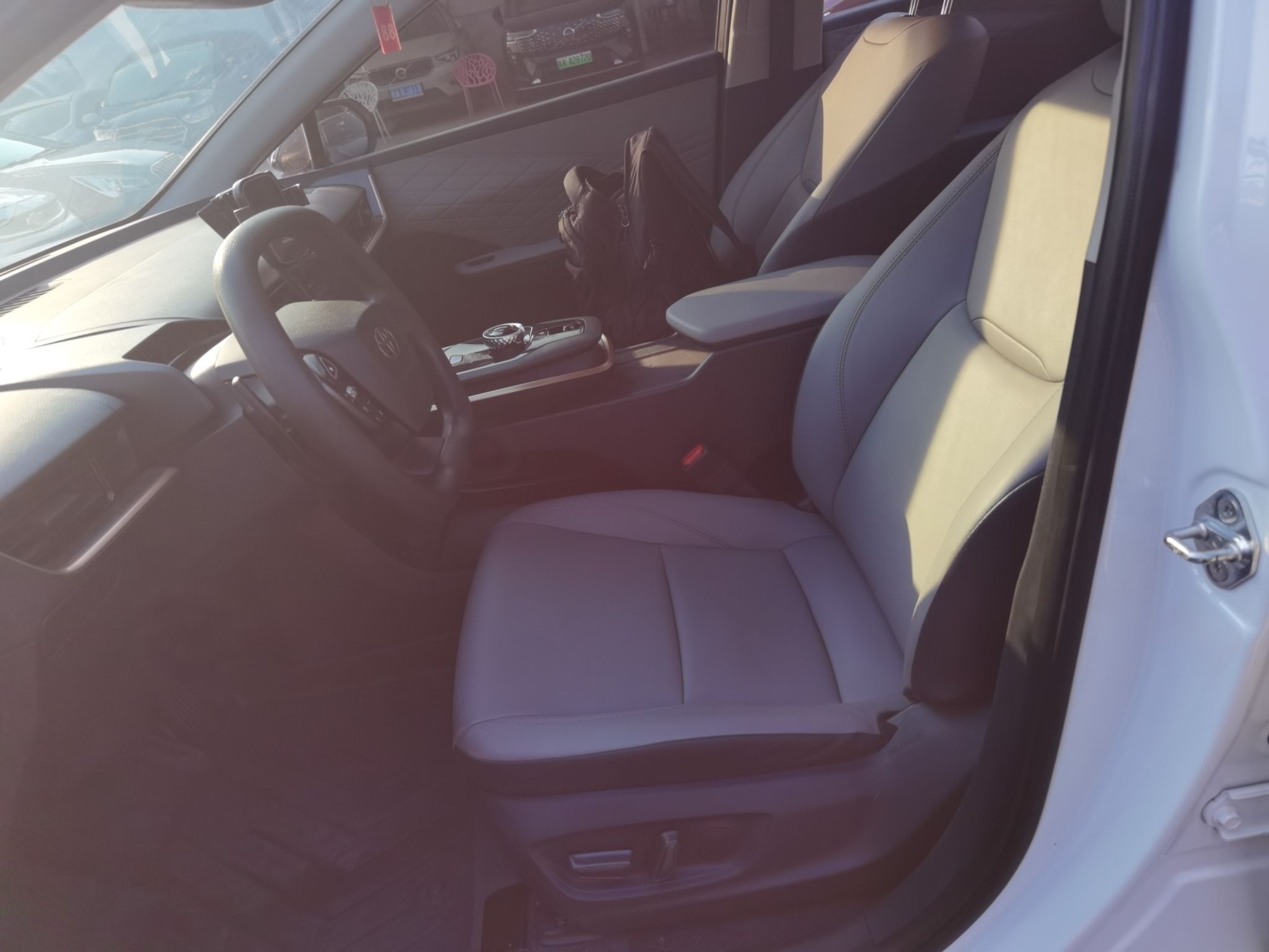 المقاعد الأمامية داخل السيارة