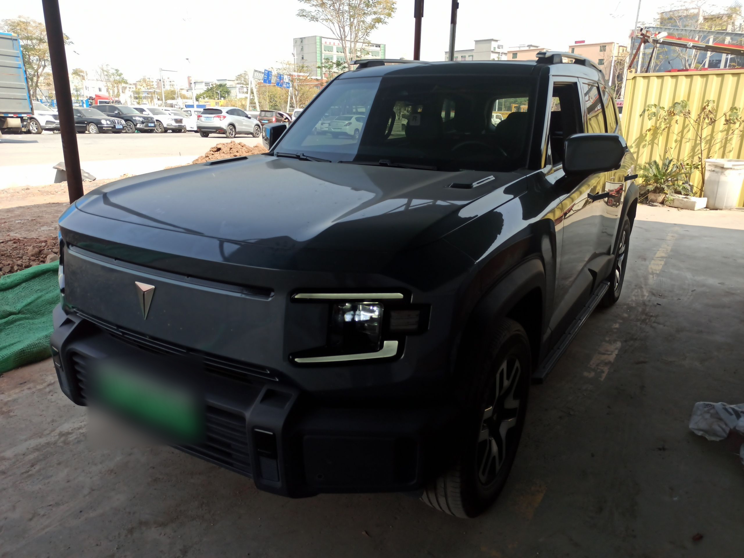 تحت مقدمة السيارة