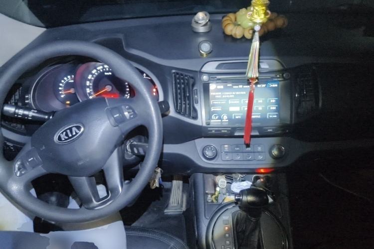 Used Kia Sportage R 2014 2.0L Automatic Two-Wheel Drive GL Center Console