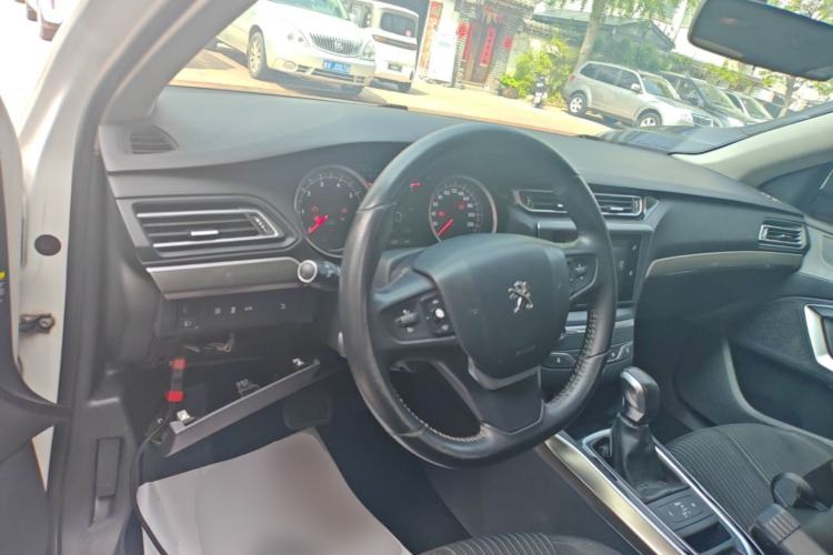 Used Peugeot 408 2015 1.2T Automatic Luxury Edition Center Console