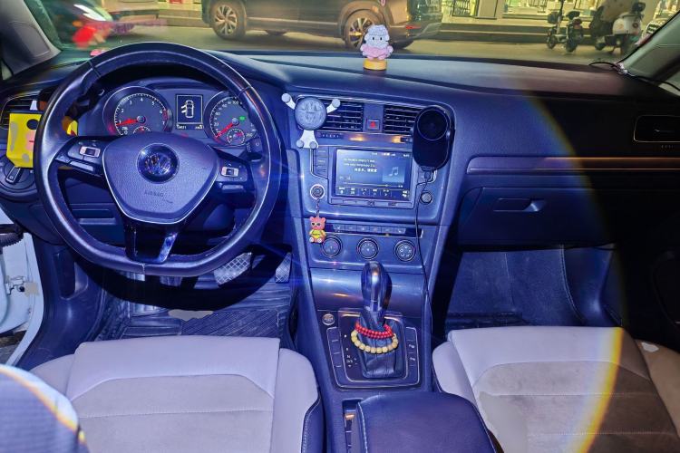 Used Volkswagen Golf 2017 230TSI Automatic Luxury Million-Vehicle Commemorative Edition Center Console