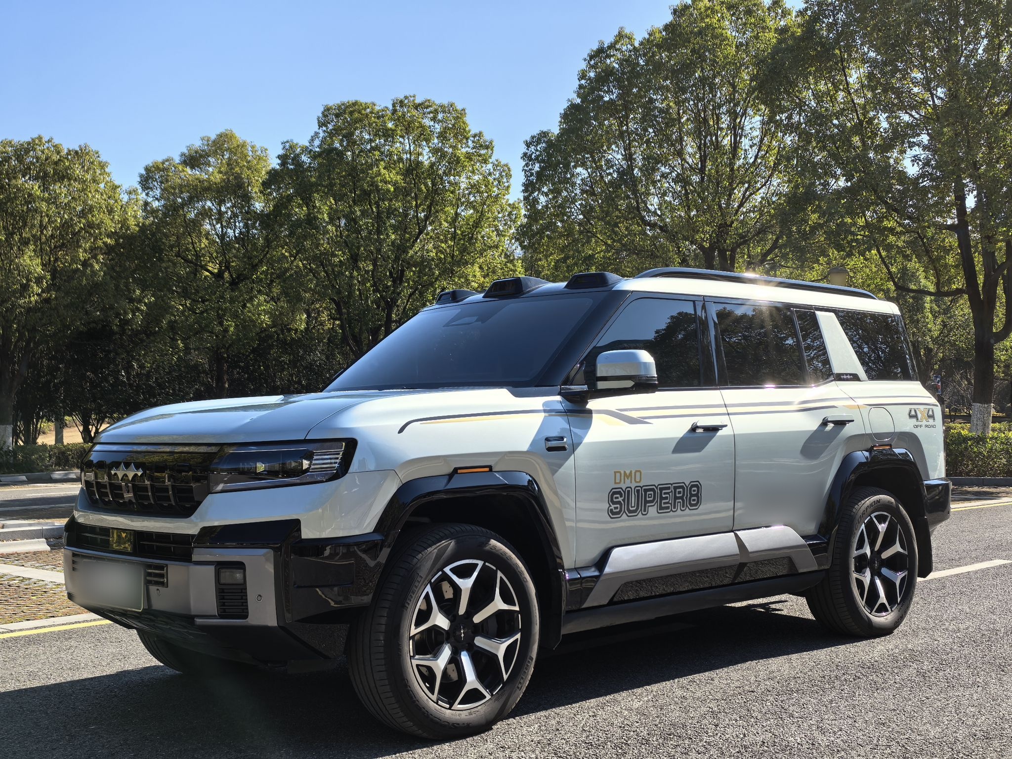 Под передней частью автомобиля