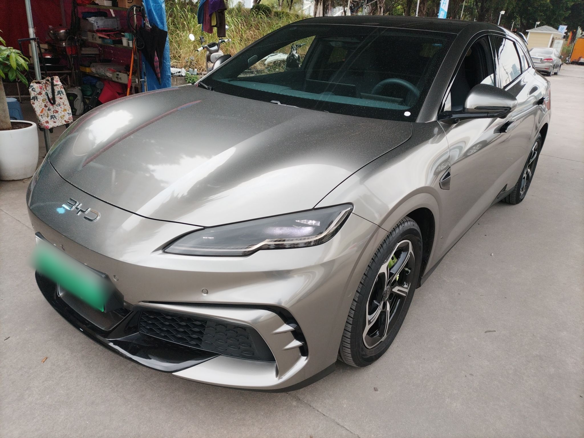 تحت مقدمة السيارة