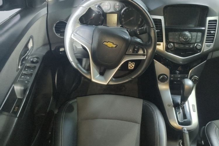 Used Chevrolet Cruze 2013 Hatchback 1.6T Automatic Flagship Model Steering Wheel
