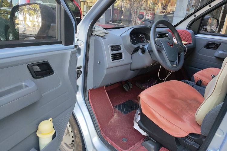 Used Wuling Yangguang 2025 Model 310KM Bus Edition—Customized by CATL
