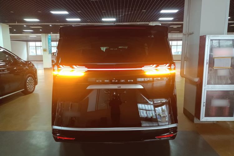 Used Denza D9 2025 DM-i Intelligent Drive 1020 Four-Wheel Drive Prestige Model