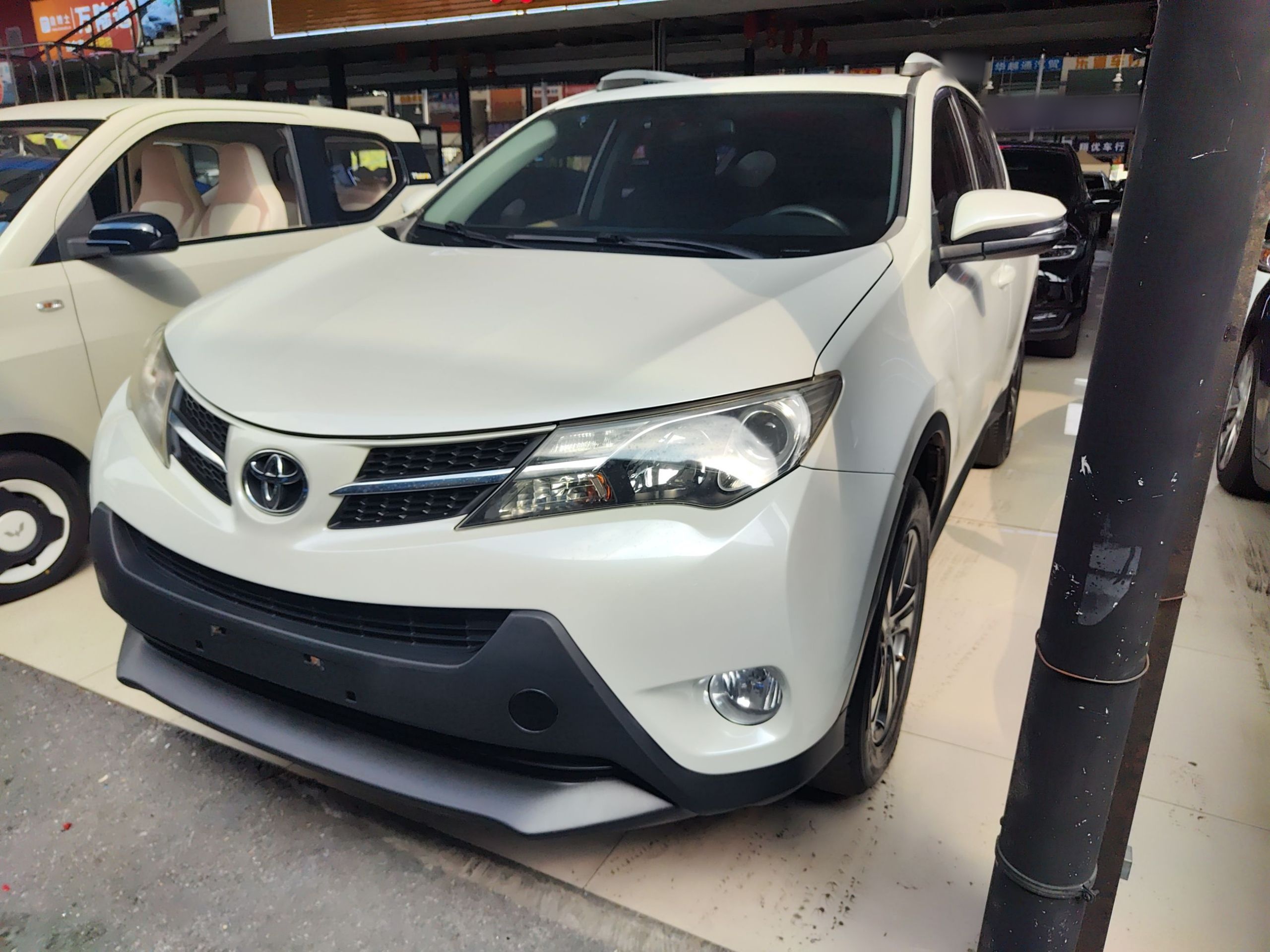 تحت مقدمة السيارة