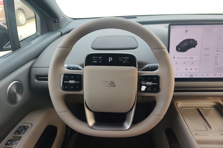 Used Li Auto i6 2025 Model Four-Wheel-Drive Standard Type
