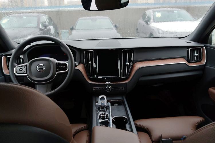 Used Volvo XC60 2024 B5 4x4 Smart Luxury Edition Center Console