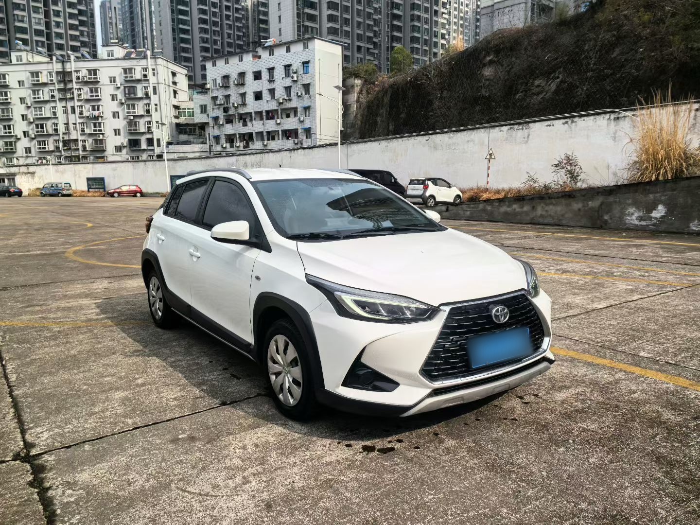 Под передней частью автомобиля