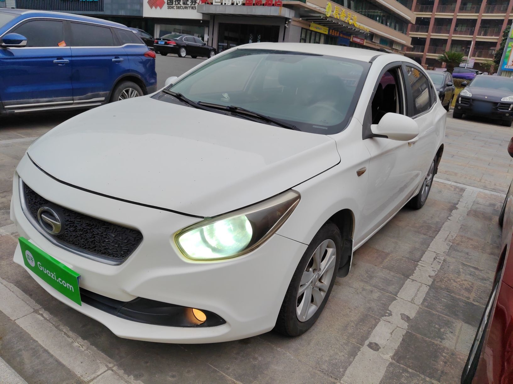 Под передней частью автомобиля