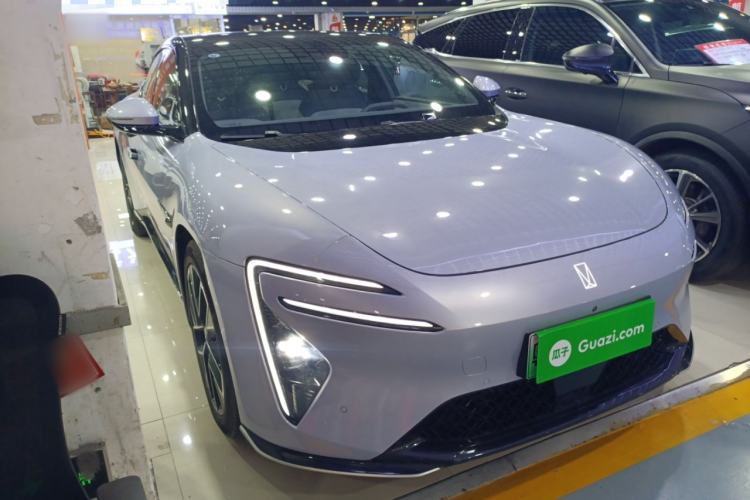 Used Avatr 06 2025 Pro Range-Extended Edition Front Right 45 Deg