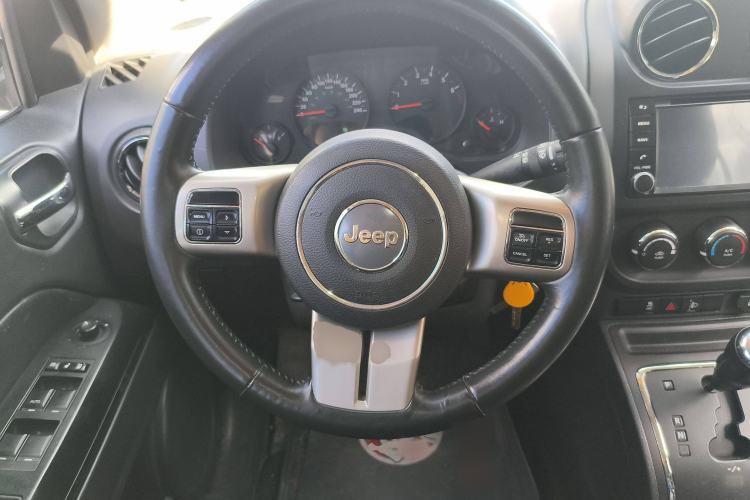 Used Jeep Compass 2011 2.0L two-wheel drive sport version
