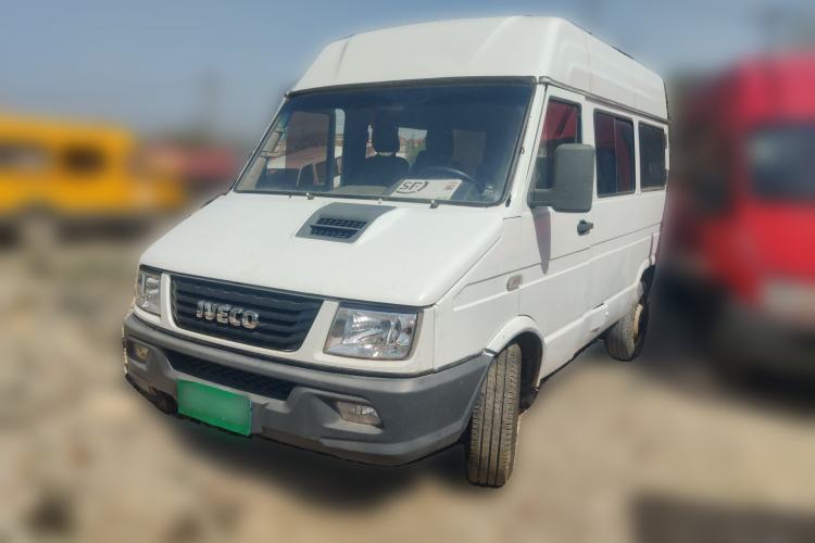 Used Iveco Daily 2020 2.5T A35 Passenger Van Single-Tire Mid-Roof Design 5-9 Seater with Sliding Side Door Meeting China VI Emission Standards