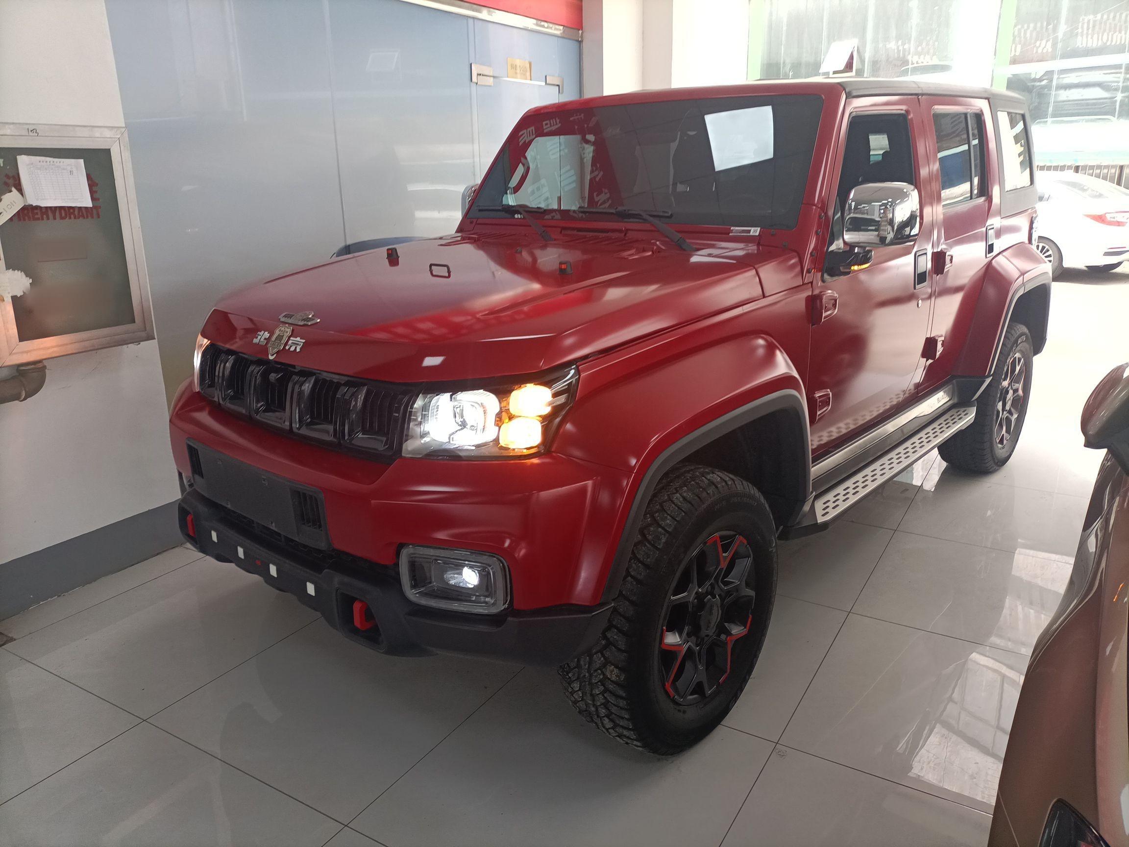 تحت مقدمة السيارة