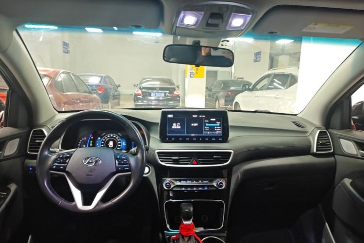 Used Hyundai Tucson 2020 280TGDi Two-Wheel-Drive GLS Fashion Edition China VI Standard Center Console