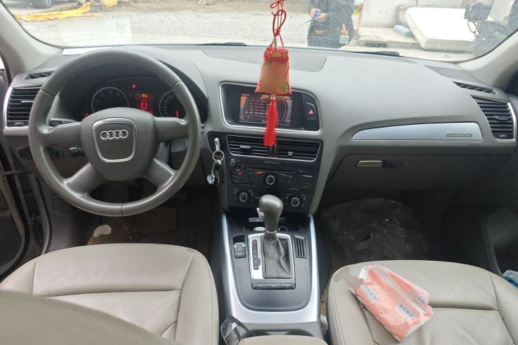 Used Audi Q5 2011 2.0TFSI Technology Model Center Console